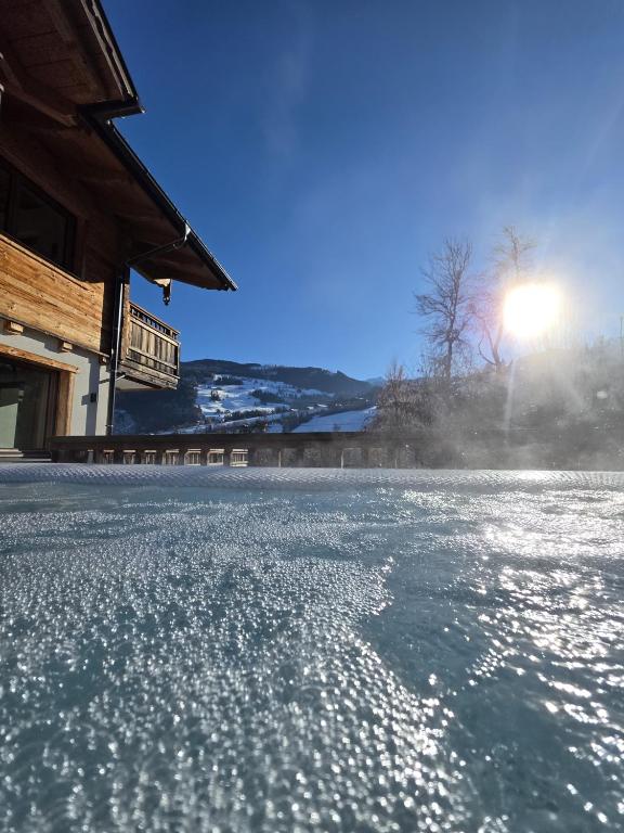 Privater Whirlpool mit Blick auf die verschneiten Berge